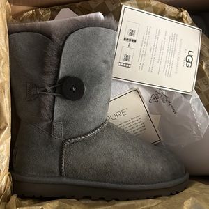 UGG Women Bailey Button Grey size 5